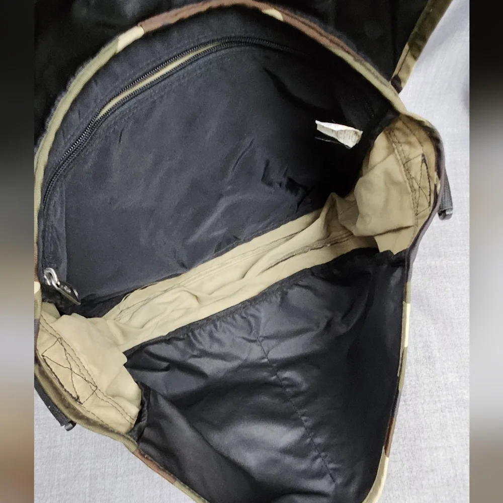 Eastpak Camo Messenger Crossbody Multi Compartment Bag. - Picture 7 of 9